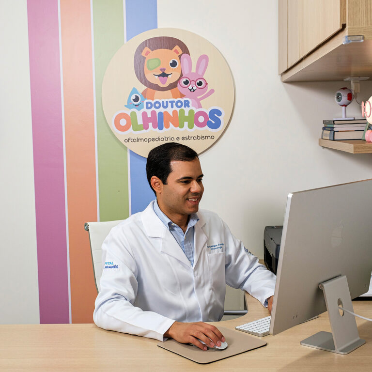 Médico oftalmologista em seu consultório