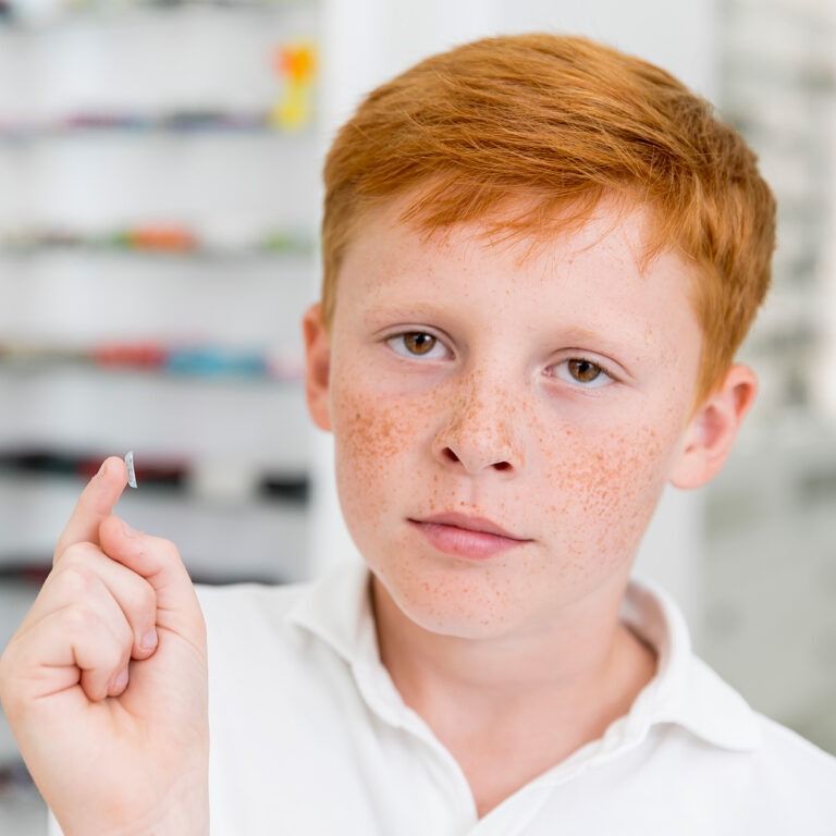 Criança com lente de contato cuidados